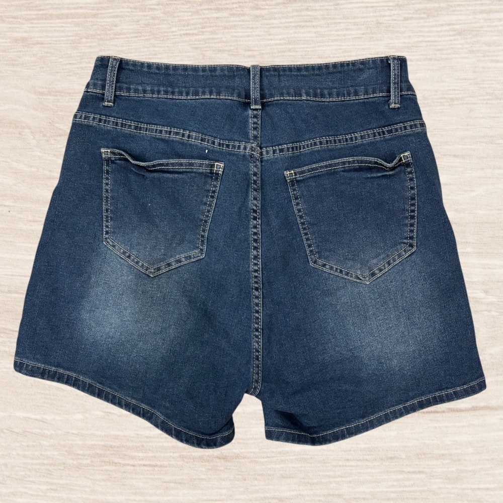 BLOOMCHIC Distressed Medium Wash Stretch Denim Jeans Shorts Women's Size 12 - Picture 2 of 5